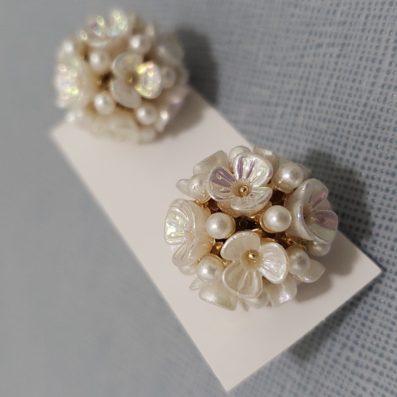 NWOT Floral Pearl Double Sided Earrings - Picture 2 of 6